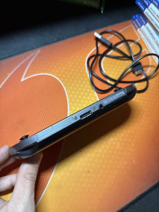 Ps Vita 1104 OLED 16GB, 7 игри, калъф, зарядно и адаптер за карта памет