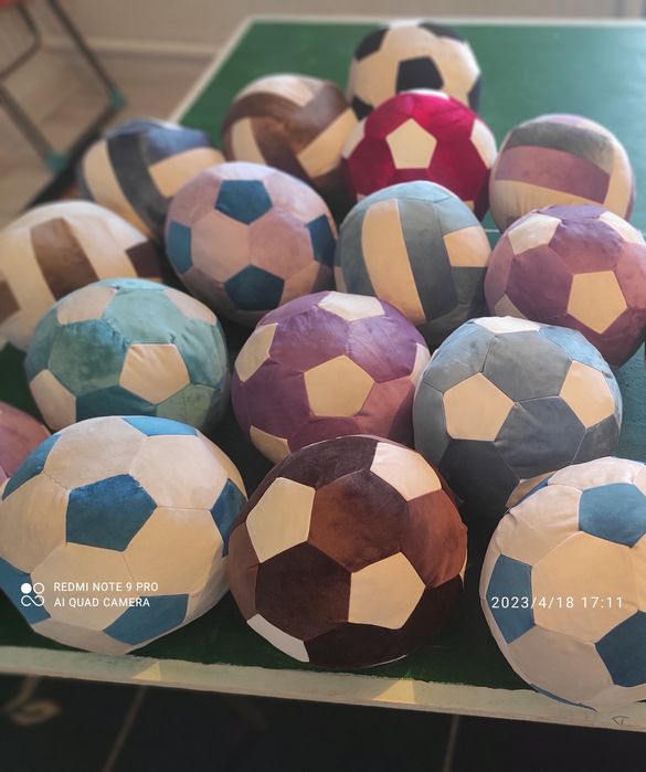 Қолдан тігілген доптар бар.