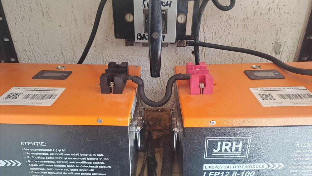 Vând doua baterii LiFepo4  2×JRH 12,8v 100(1280wh fiecare)folosite în serie sistem solar 24v(25.6 100h total =2560wh)