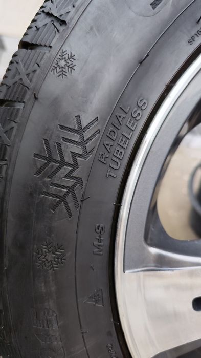 Зимние шины 195/65 R15 в новом состоянии, без дисков.