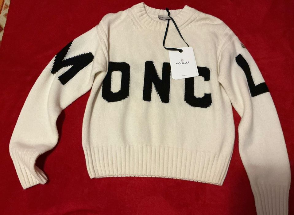 Bluza dama moncler alba cu scris pe ea