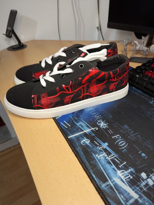 Vând o pereche de teniși