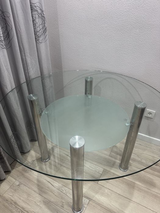 Продам стеклянный стол