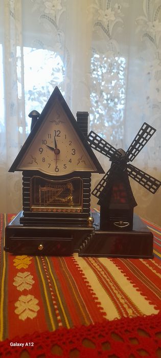 Ceas, cutie muzicală casa cu moara de vant