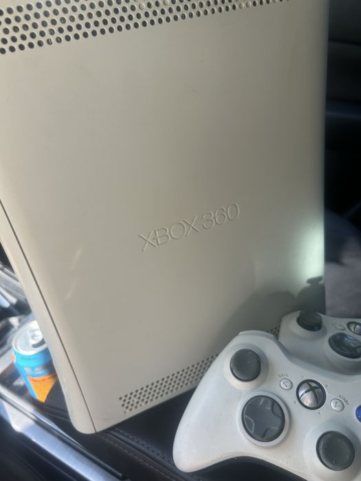 Vand xbox 360 cu doua manete si inca o maneta de la aqirys.  Vine cu nfs the run