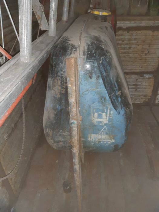 Продам в Петропавловске ёмкости и бак .