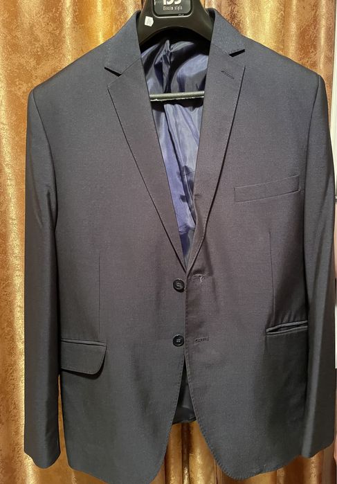 Vând costum bărbătesc