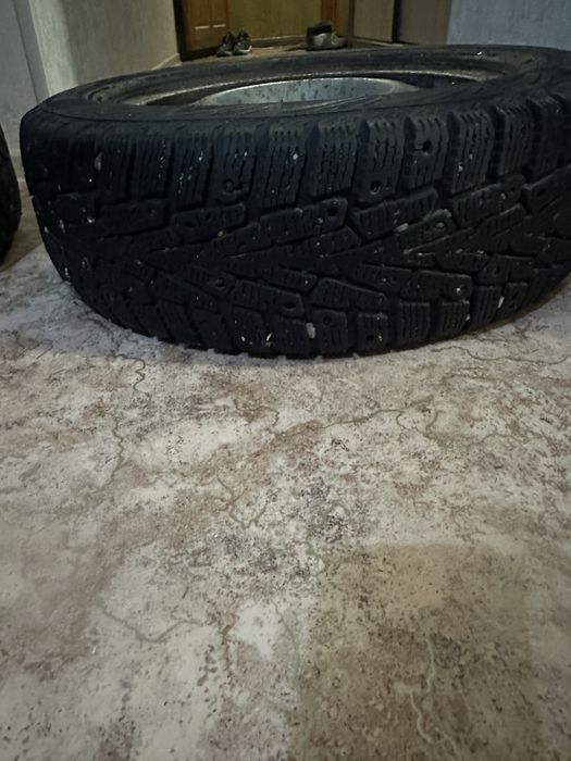 Продам зимнию резину с дисками.