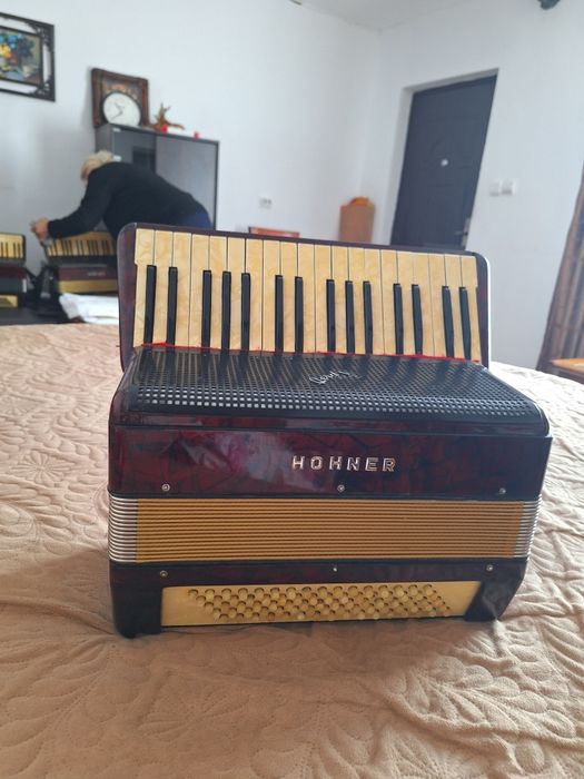 Vand acordeon Hohner in sita 80 de basi, adus recent din germania