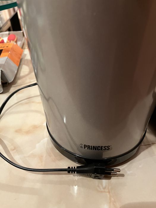 Електрически охладител на вина и шампанско