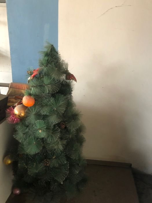 Елка  исскуственная б/у в хорошем состоянии