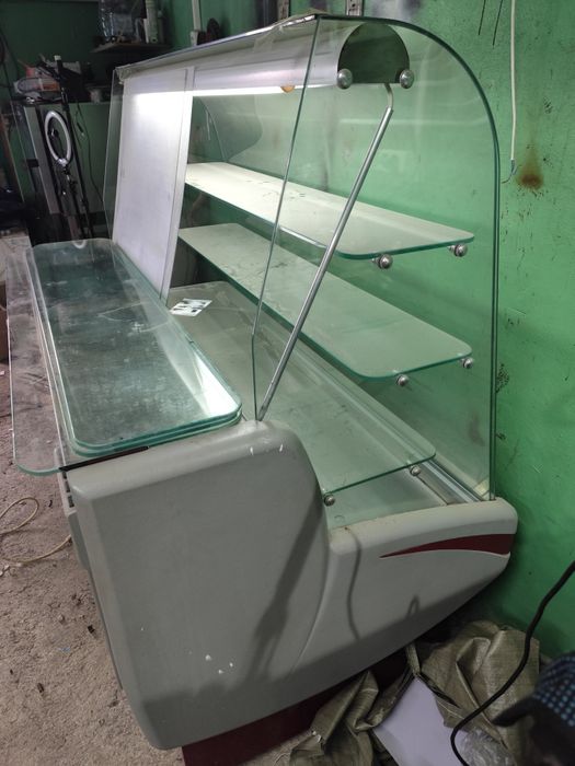 Продам холодильную витрину