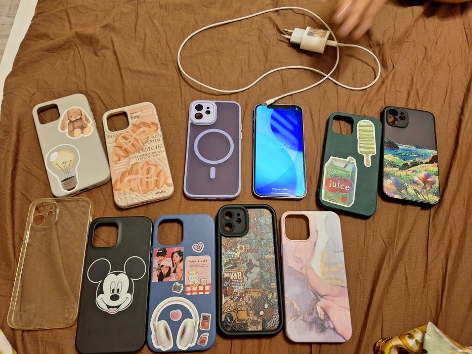 iPhone 12 в отлично състояние и 10 калъфа към него