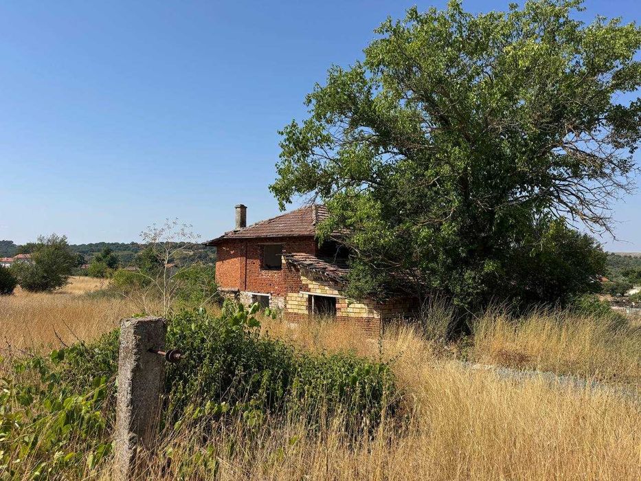 Двуетажна къща с голям парцел в село Загорци