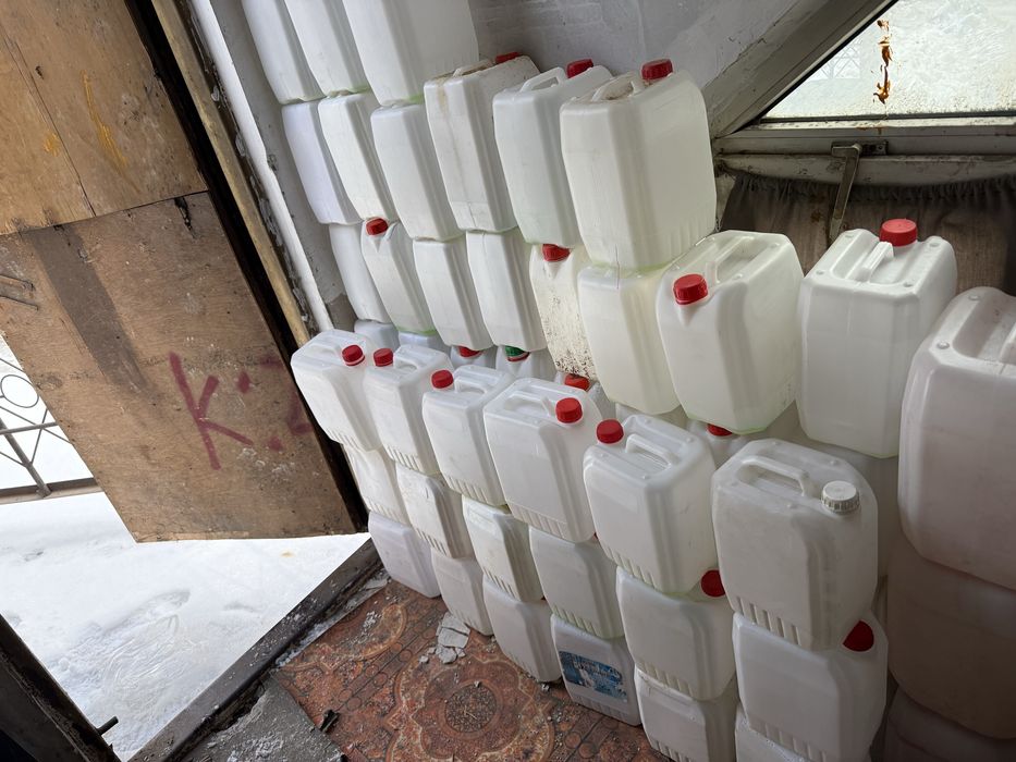 Емкости по 5 и 10 литров