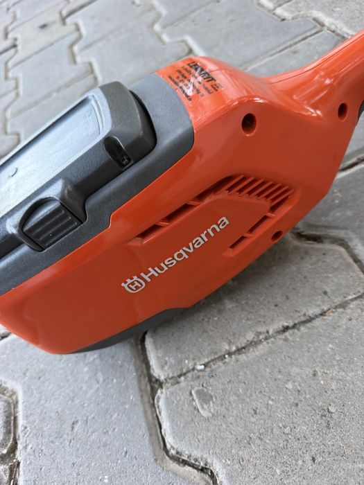 Motocoasa Husqvarna 115 iL pe baterii masina de tuns