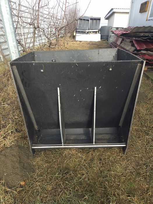 Vând hrănitor porci