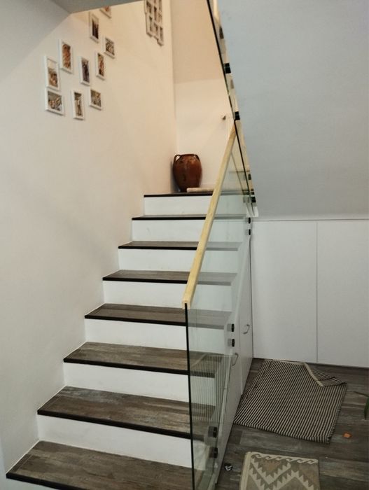 Balustrada din sticla securizata fixata lateral in conectori