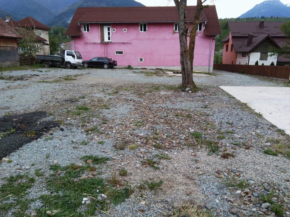 Închiriez teren și spațiu comercial