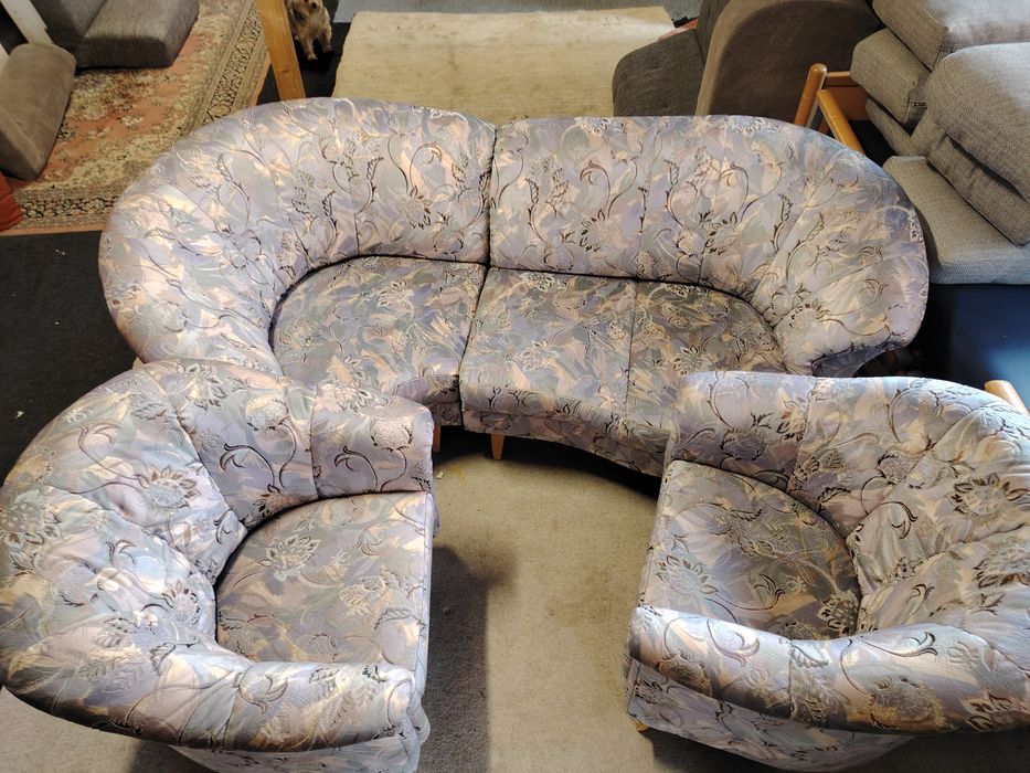 Set canapea cu două fotolii.