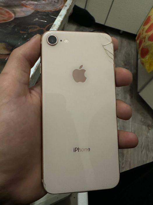 продам iphone 8.