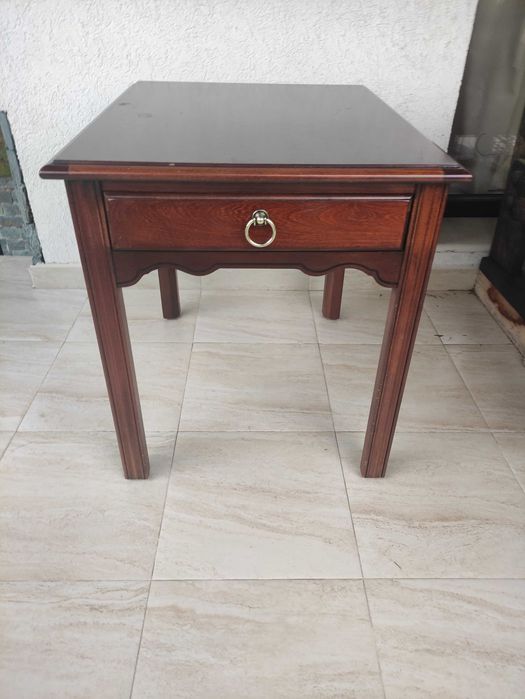 Малка масивна масичка