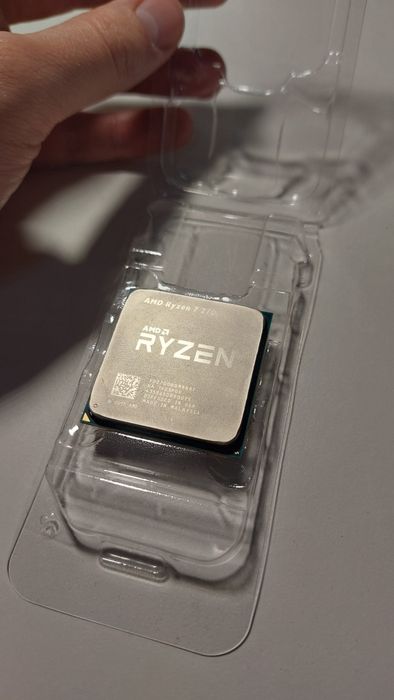 Procesor AMD Ryzen 2700 + Cooler AMD Wraith Prism