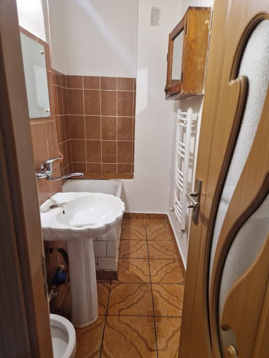 Închiriez Garsoniera cartierul baragan Sighisoara  pe termen lung 1000 RON+ garantie
