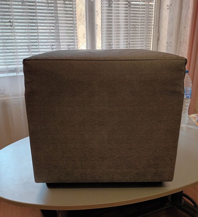 Маса и 2 бр.кръгли табуретки