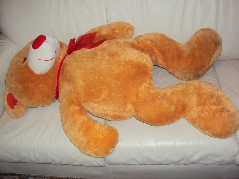 Плюшен голям мечок 114 см с червена панделка