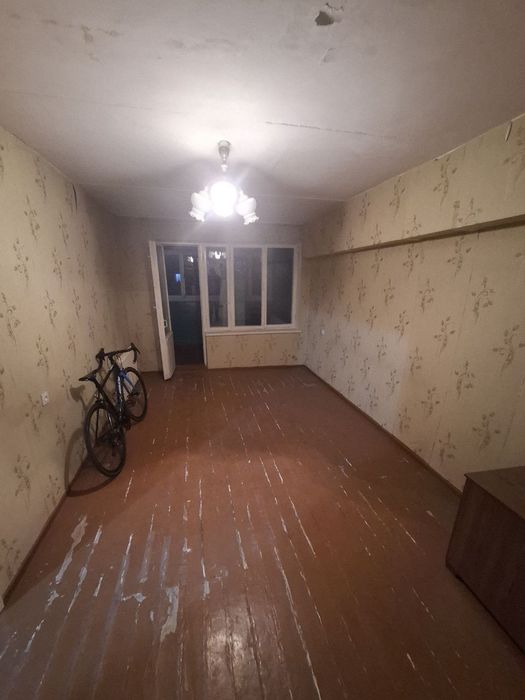 Продаётся на Юнусабаде 4 , 2/4/4 кирпич ,б 2×6м ,ориентир,,Сезам,,