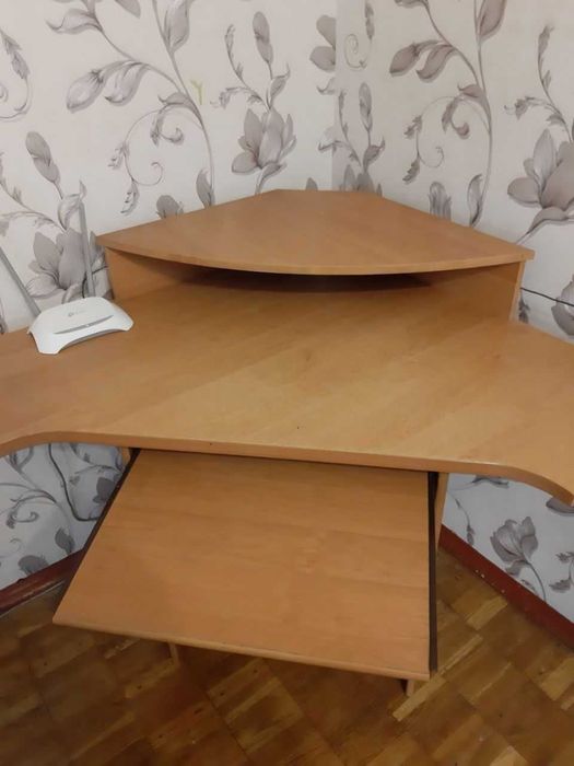 компьютерный столик в идеальном состоянии