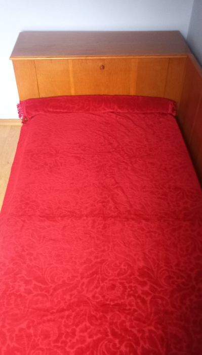 Cuvertură + alte 4 piese noi din catifea rosie cu model și franjuri