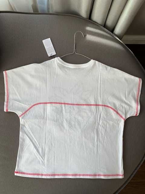 Бяла тениска марка Guess с апликация и надпис отпред