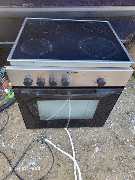 Cuptor Indesit  cu plita ceramica