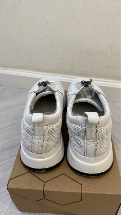 Продам женские кроссовки