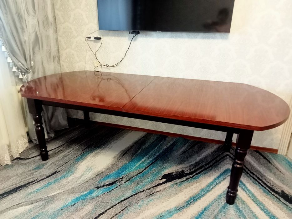 Стол большой в гостинную ,ширина 3метра +50см раздигается