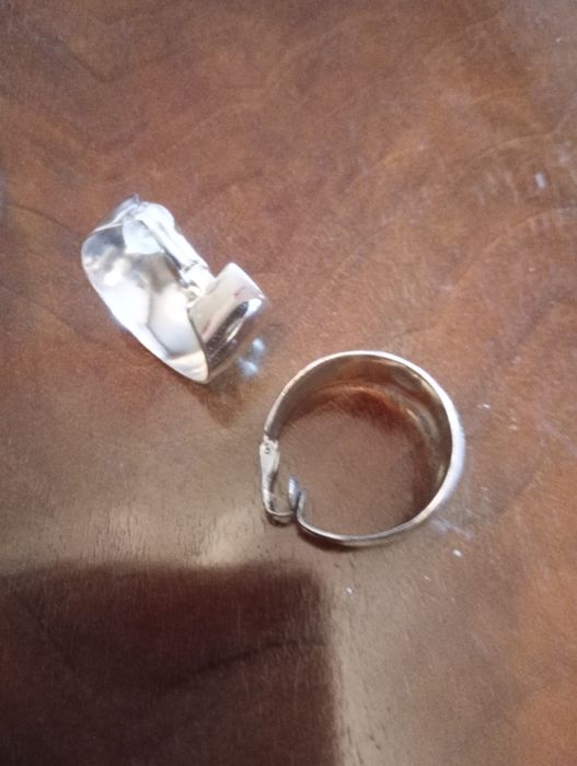 O pereche de cercei .