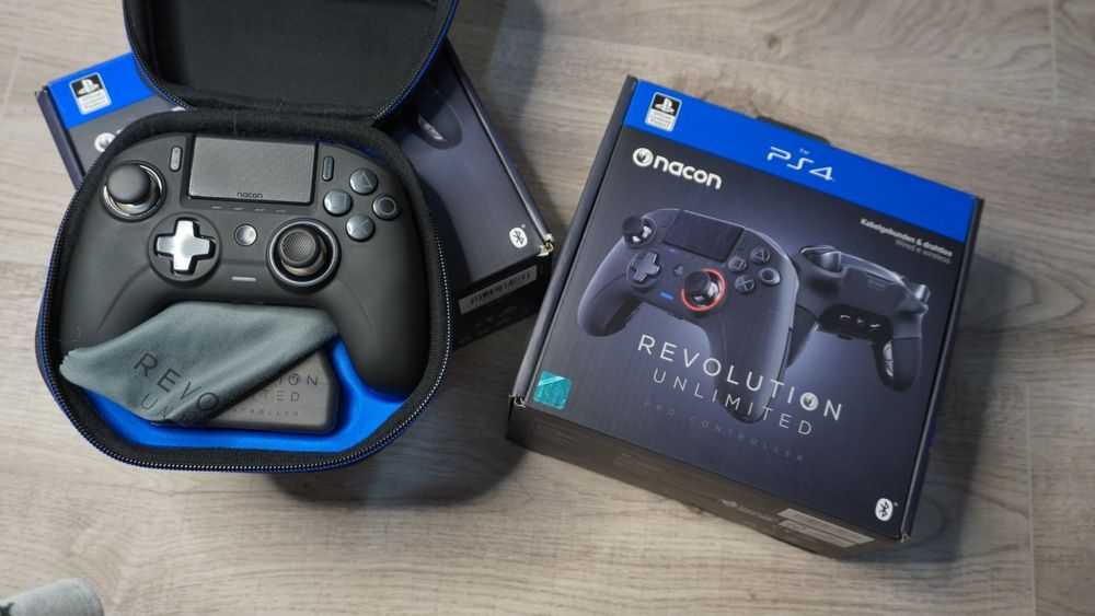 Controller Nacon Revolution Unlimited Pro pentru PlayStation 4 și PC