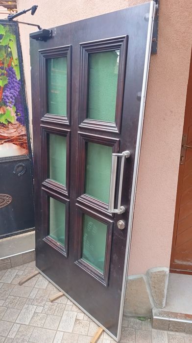 Входна врата с затварящ механизъм !