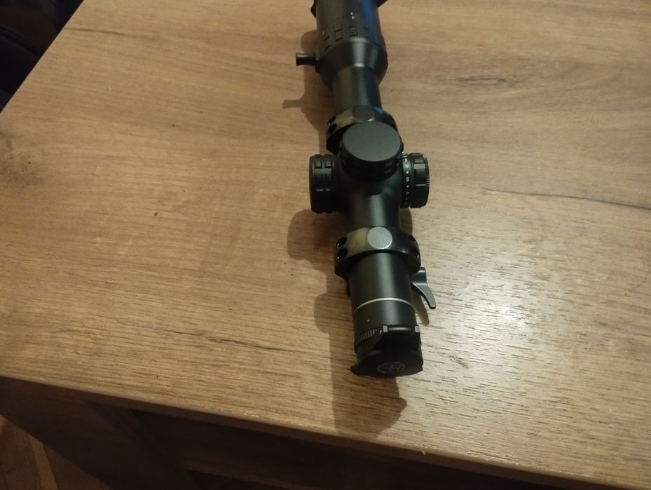 Продавам оптика за гонка Hawke Frontier 30FD 1-8х24, заедно с рингове на Русан 30 мм за пикатини база бърз монтаж.