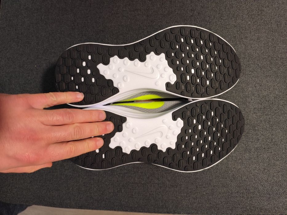 Маратонки  Nike Revolution 7
