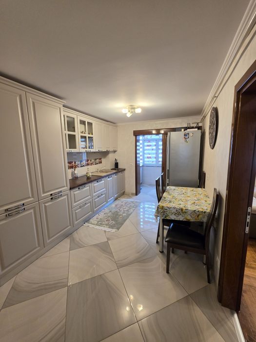 Închiriez apartament în Obcini