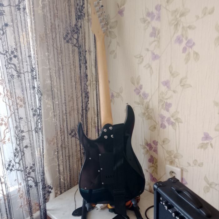 Продам электрогитару с комбо усилителем