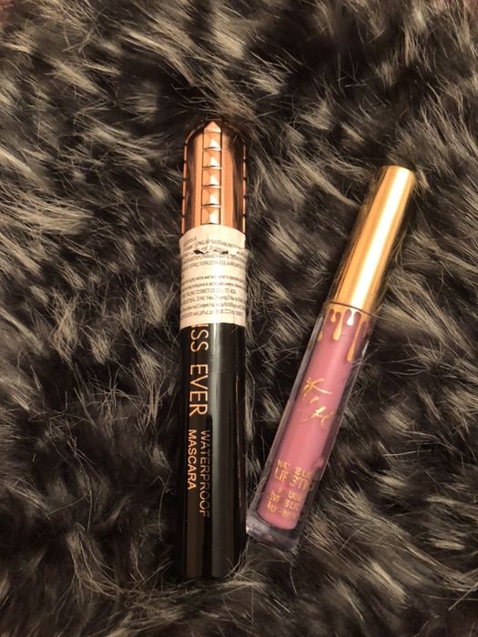 Козметика, спирала, червило, фон дьо тен