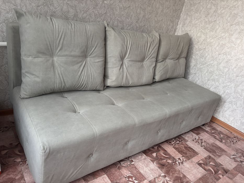 Серый диван