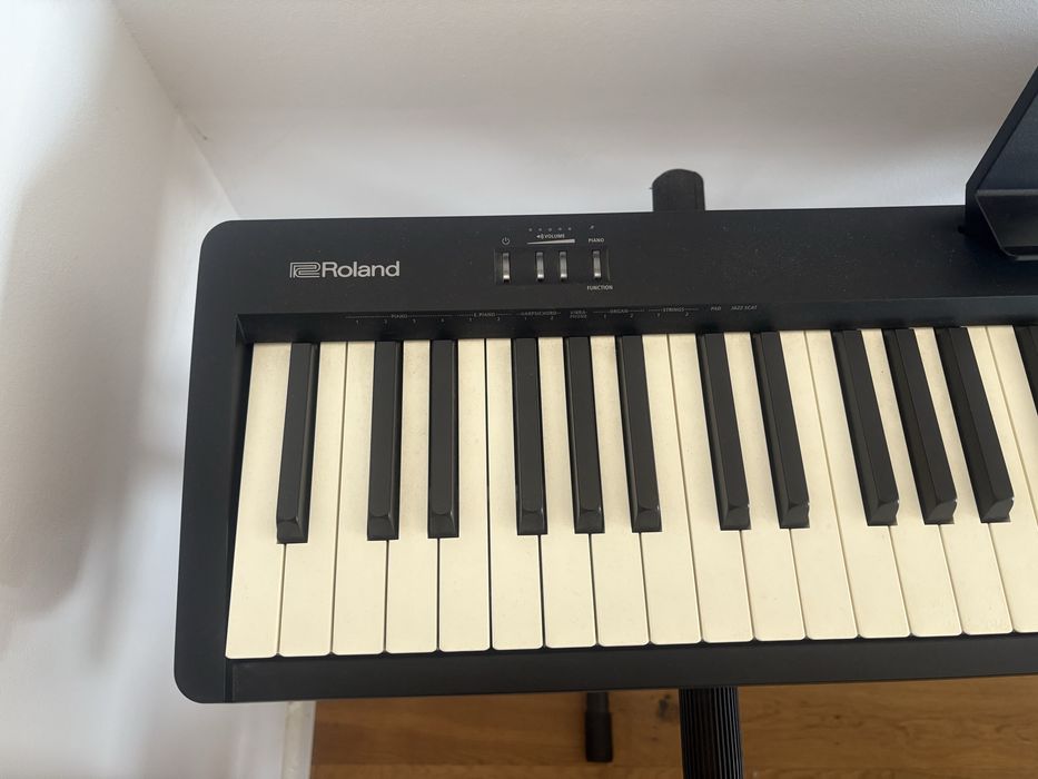Pian electric Roland  FP-10 +scaun ajustabil(Thomann KB-15BM )+suport