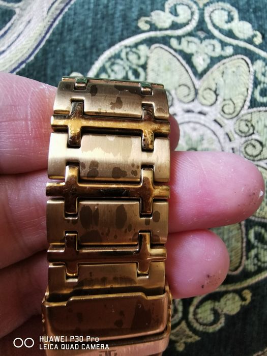 Часовник royal titan watches men
 

По верижката се виждат някакви петна не знам от какво са.