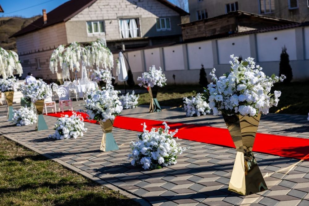 Aranjamente florale -mese echipate - cort de închiriat