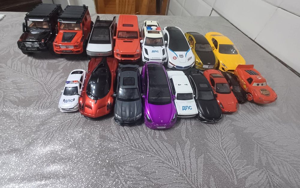 Продаю игрушечные модели автомобилей (машинки)